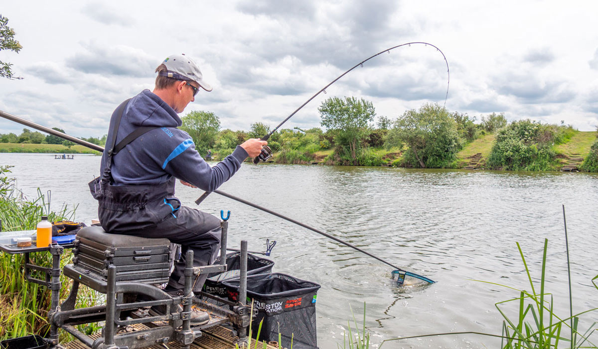Angler method feeder fishing